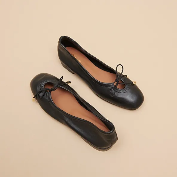 Ballet flats with laces in black leather