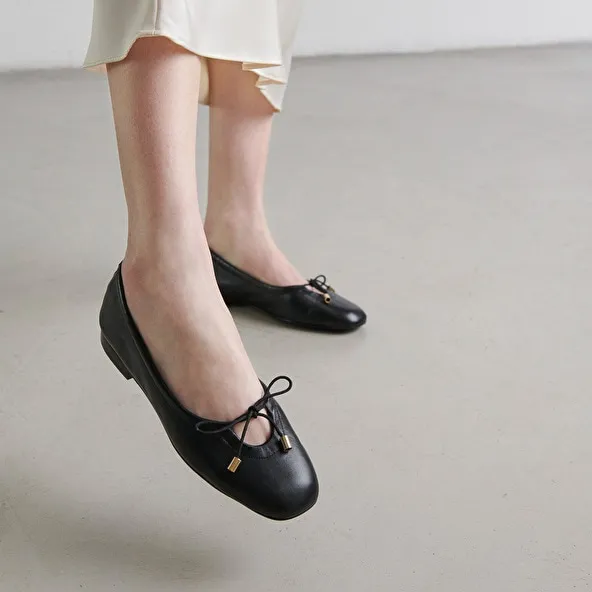 Ballet flats with laces in black leather