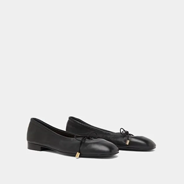 Ballet flats with laces in black leather