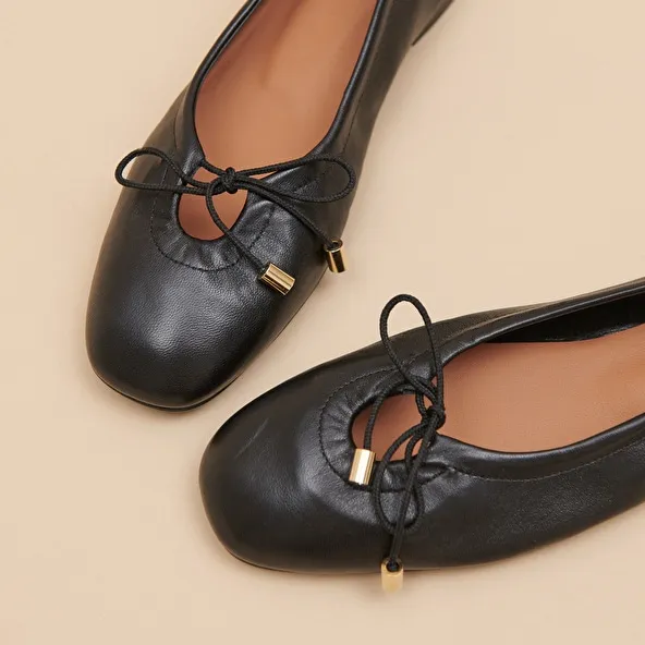 Ballet flats with laces in black leather