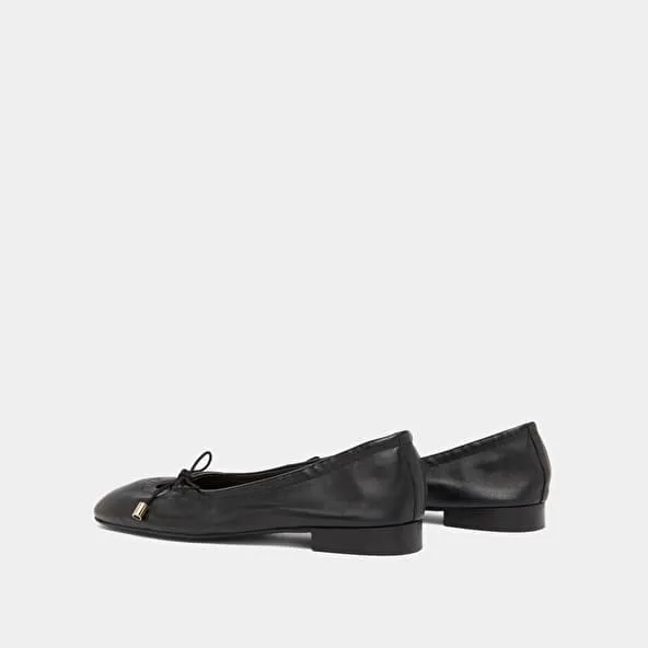 Ballet flats with laces in black leather