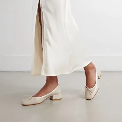 Ballet flats with low heels in ecru pleated patent