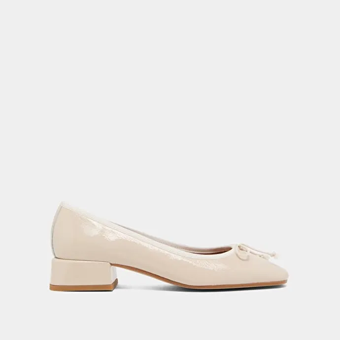 Ballet flats with low heels in ecru pleated patent