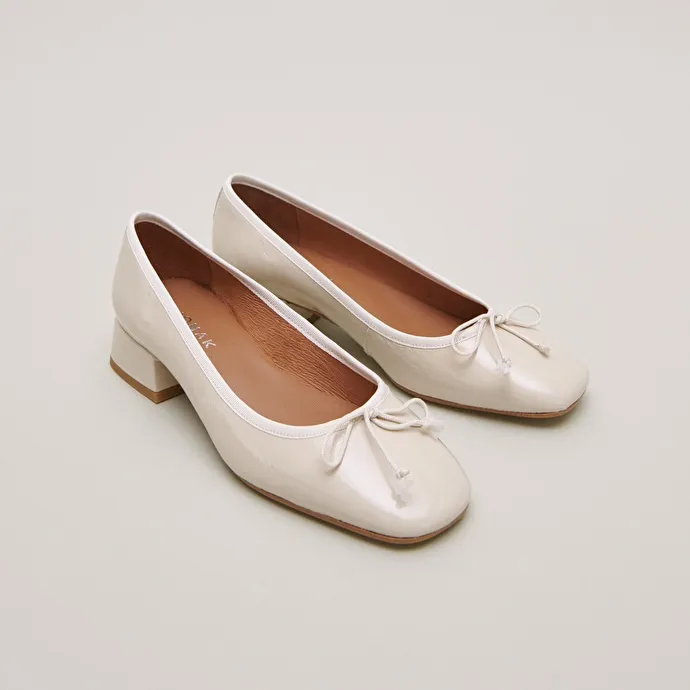 Ballet flats with low heels in ecru pleated patent