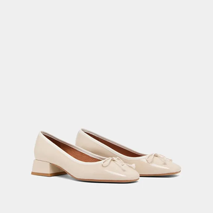 Ballet flats with low heels in ecru pleated patent