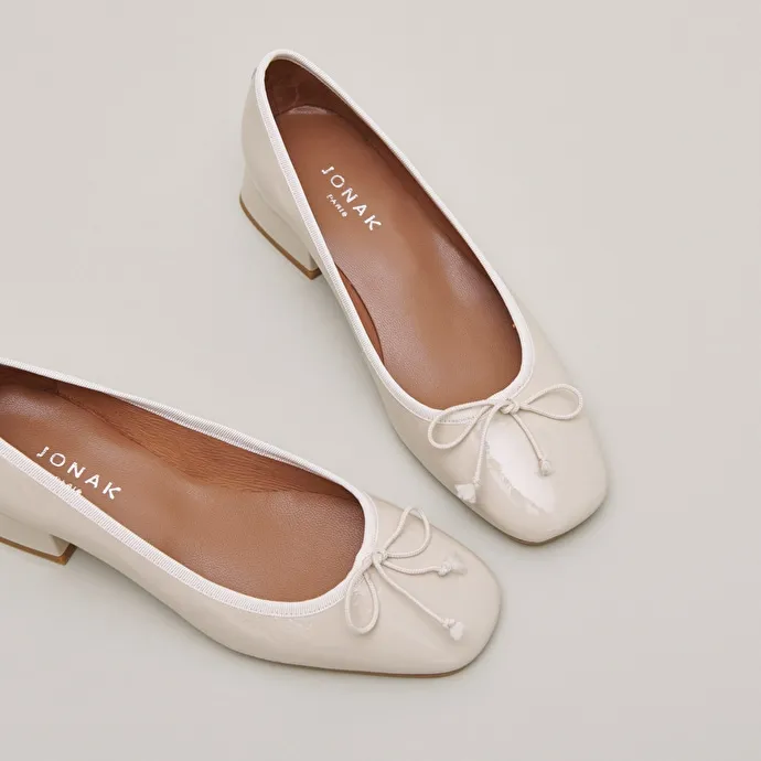 Ballet flats with low heels in ecru pleated patent