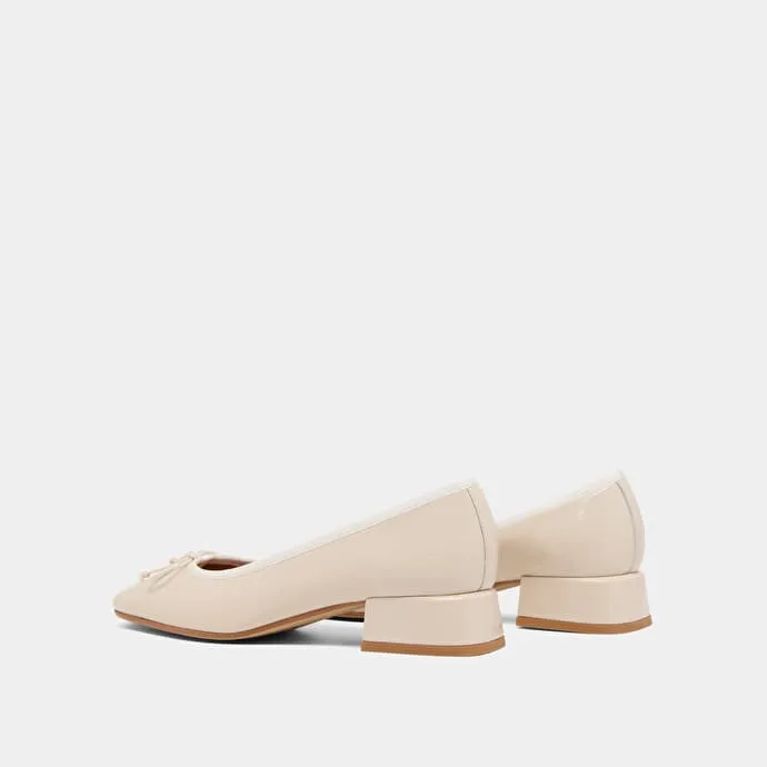 Ballet flats with low heels in ecru pleated patent