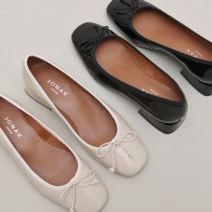 Ballet flats with low heels in ecru pleated patent