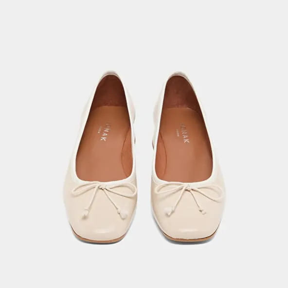 Ballet flats with low heels in ecru pleated patent