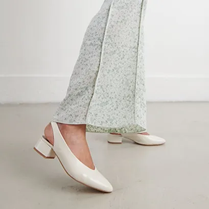 Ballet flats with open backs in ecru distressed leather