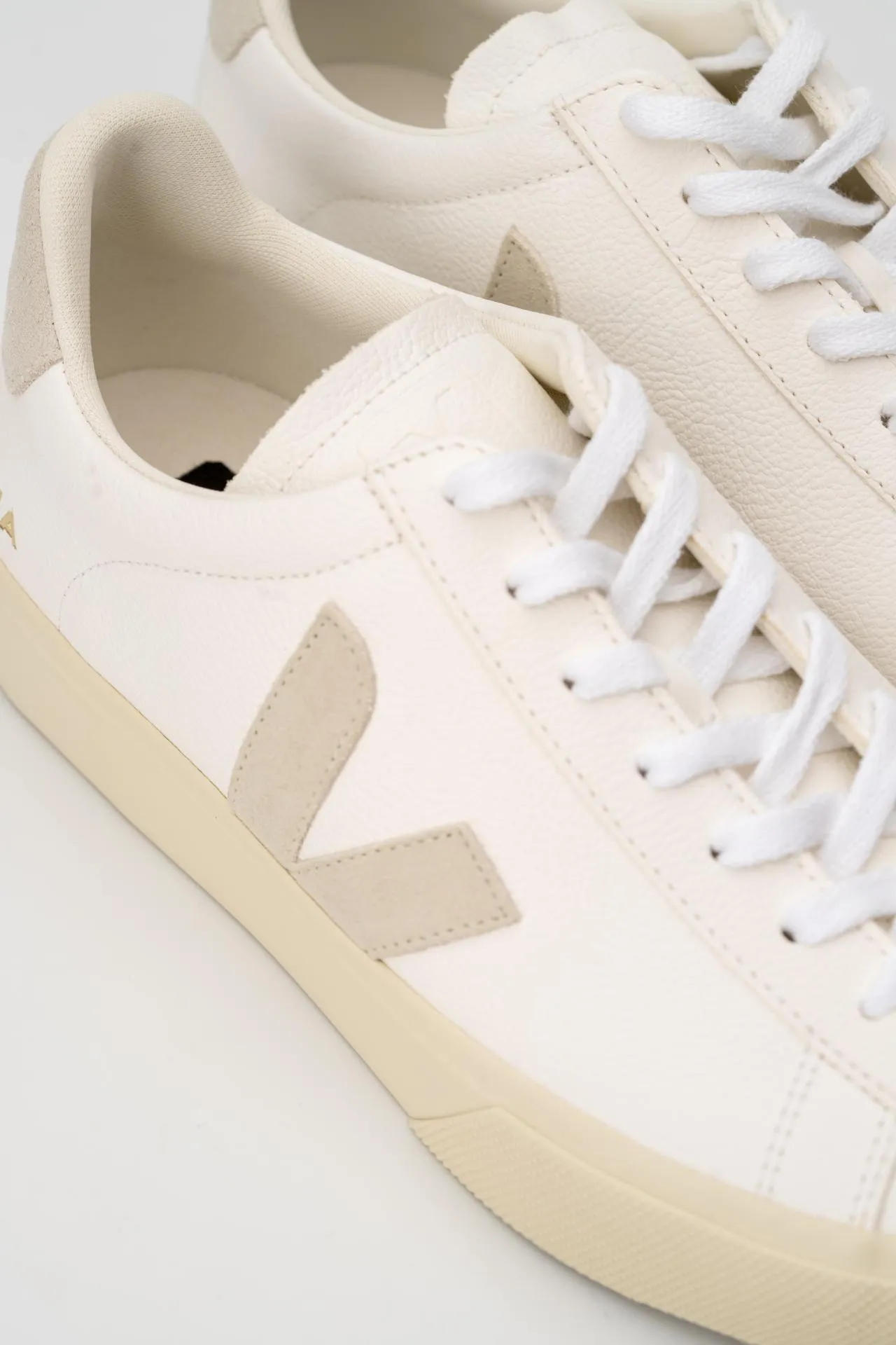 (Core) Veja Woman Sneaker Campo Chrome Free CP0502429A Extra White Natural Suede