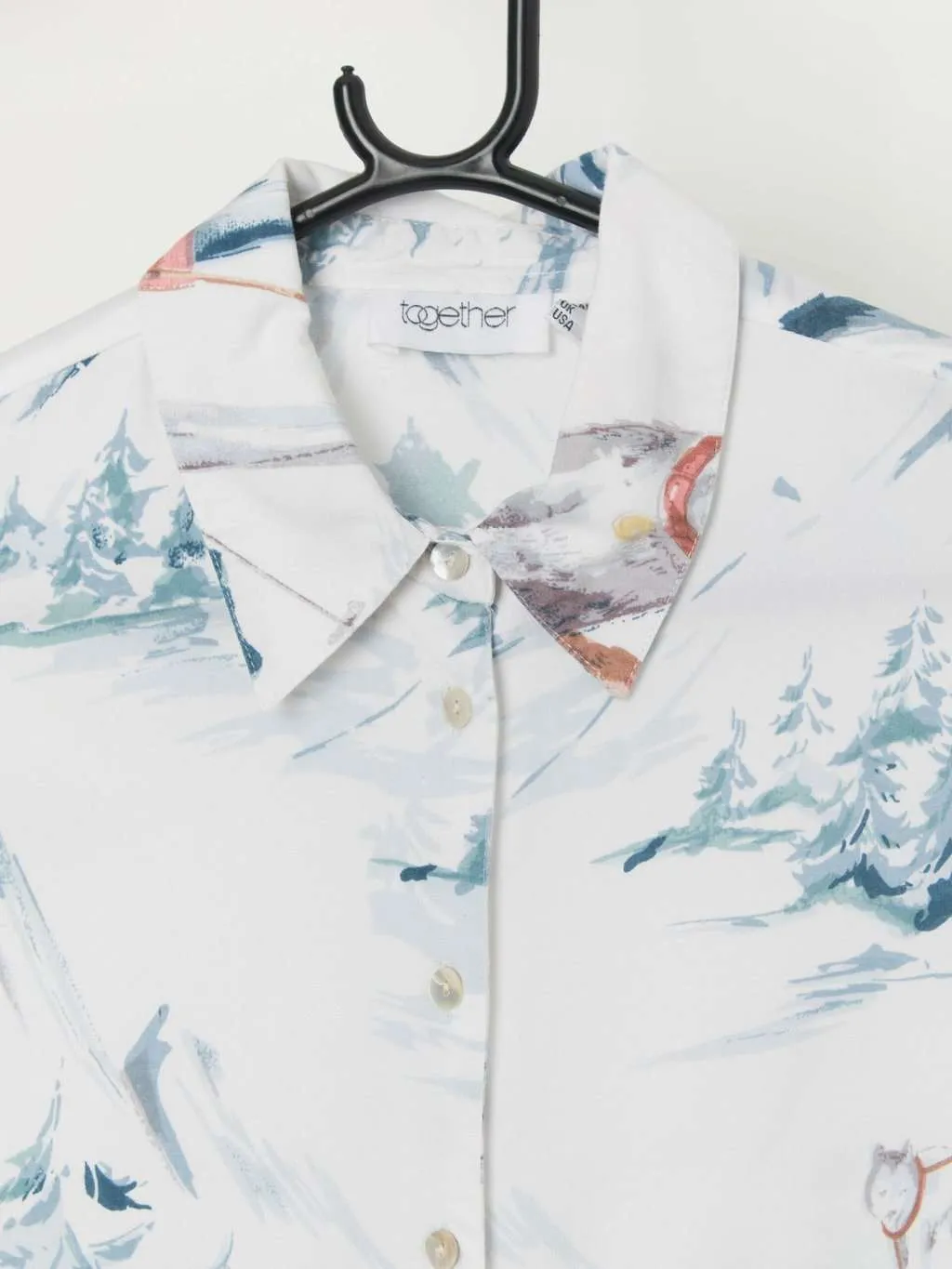 Vintage ski blouse with beautiful huskies and ski scene – Medium